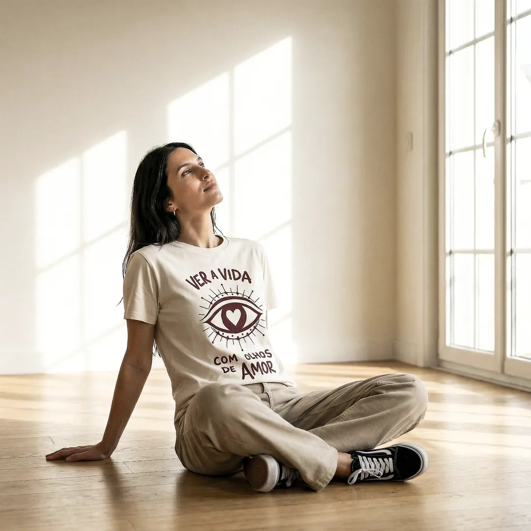 Camiseta Basica Ver a Vida Com Olhos de Amor Feminina Off-White