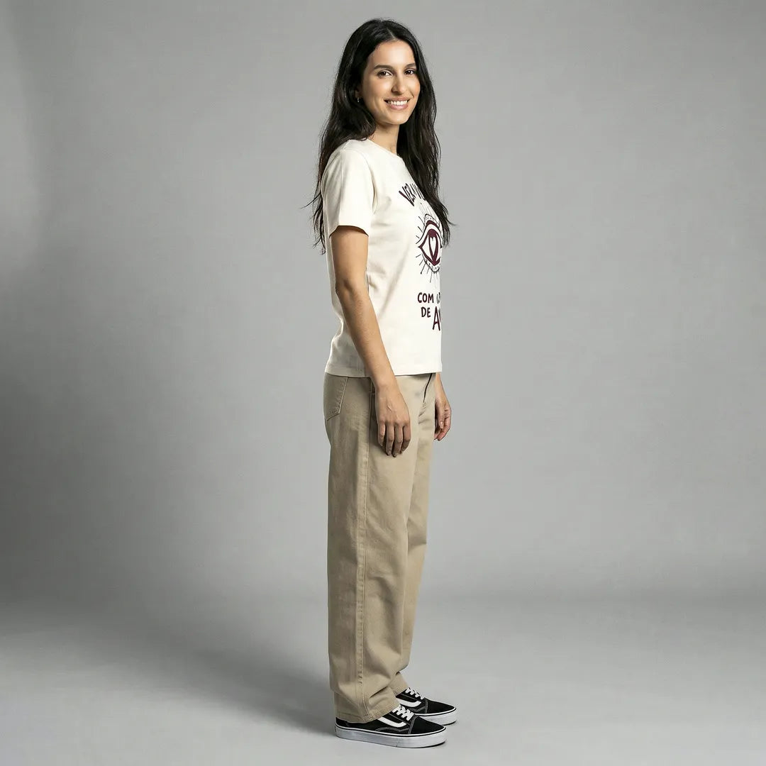 Camiseta Basica Ver a Vida Com Olhos de Amor Feminina Off-White