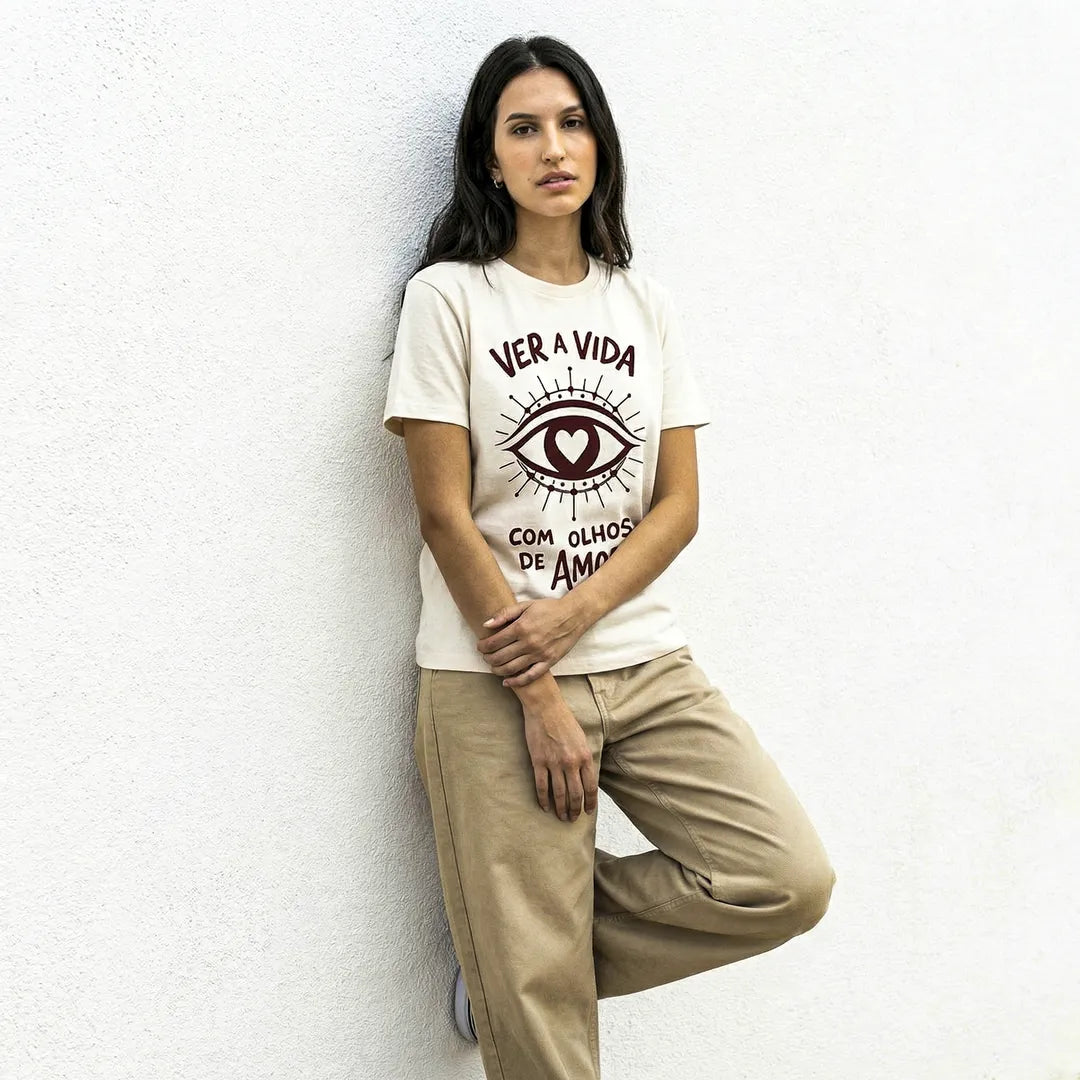 Camiseta Basica Ver a Vida Com Olhos de Amor Feminina Off-White