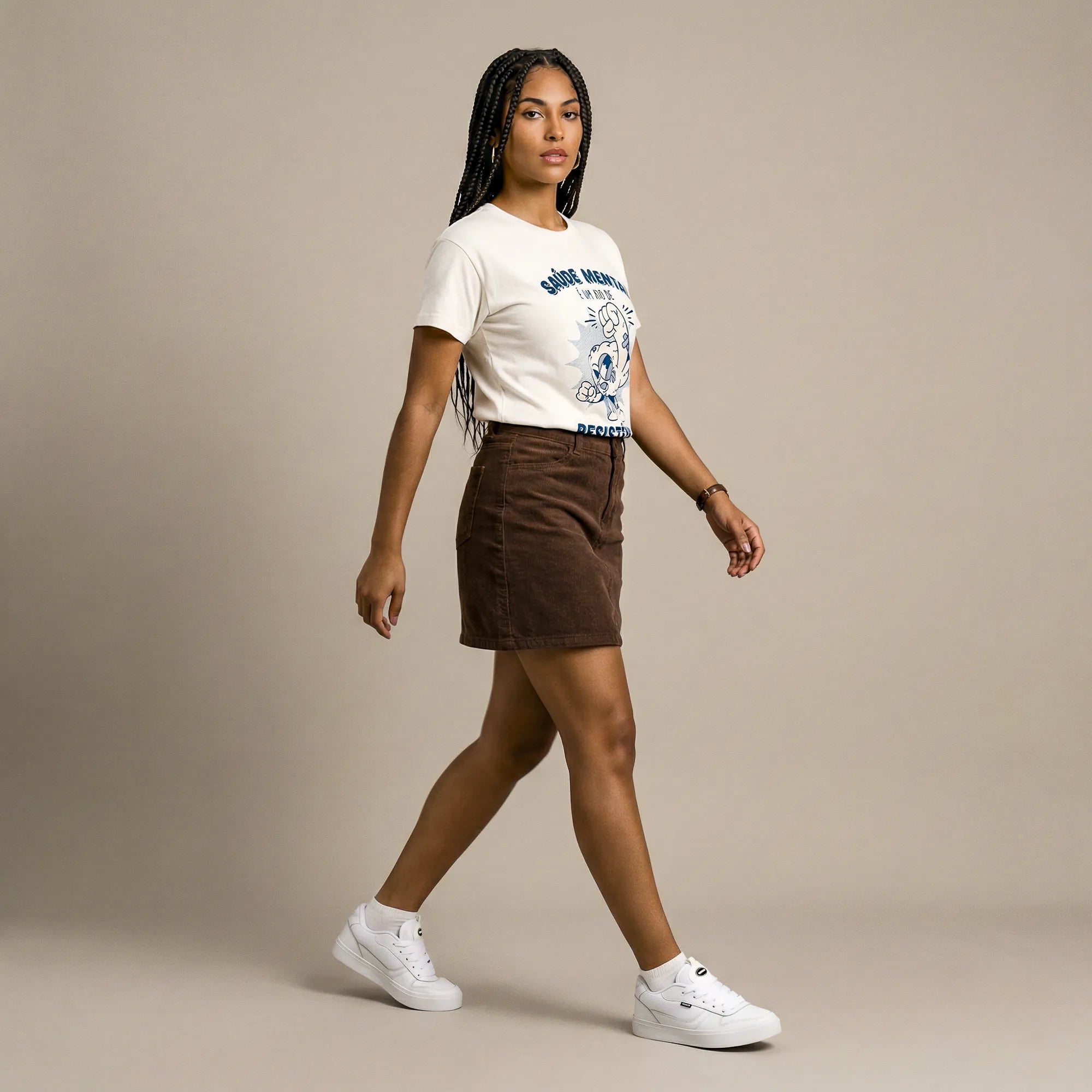 Camiseta Básica Saúde Mental é um Ato Revolucionário Feminina Off-White