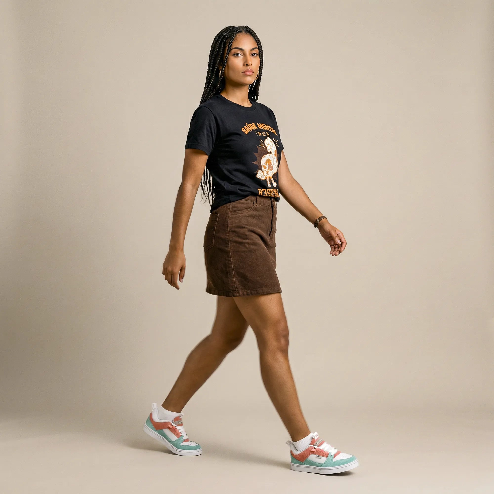 Camiseta Básica Saúde Mental é um Ato Revolucionário Feminina Preto