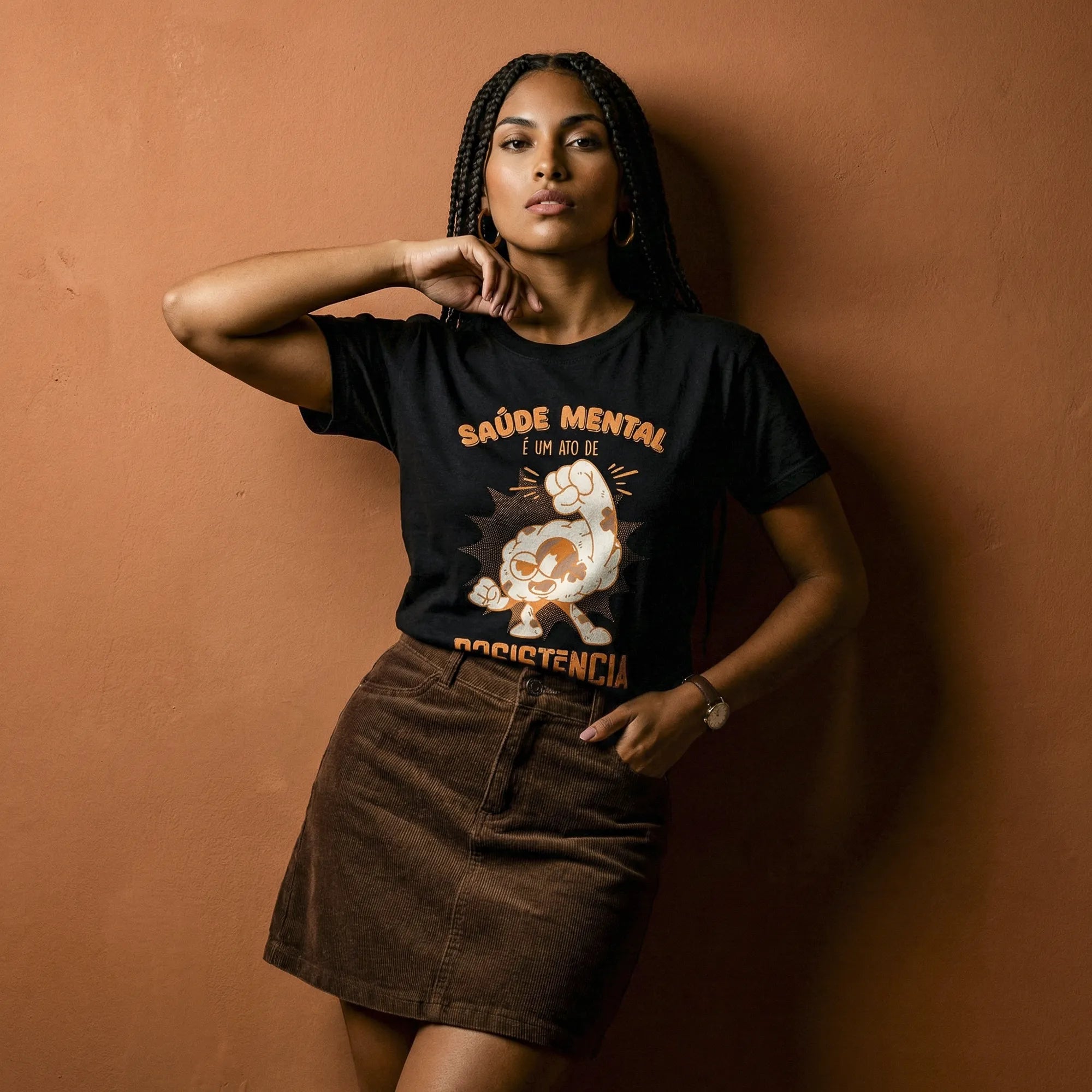 Camiseta Básica Saúde Mental é um Ato Revolucionário Feminina Preto