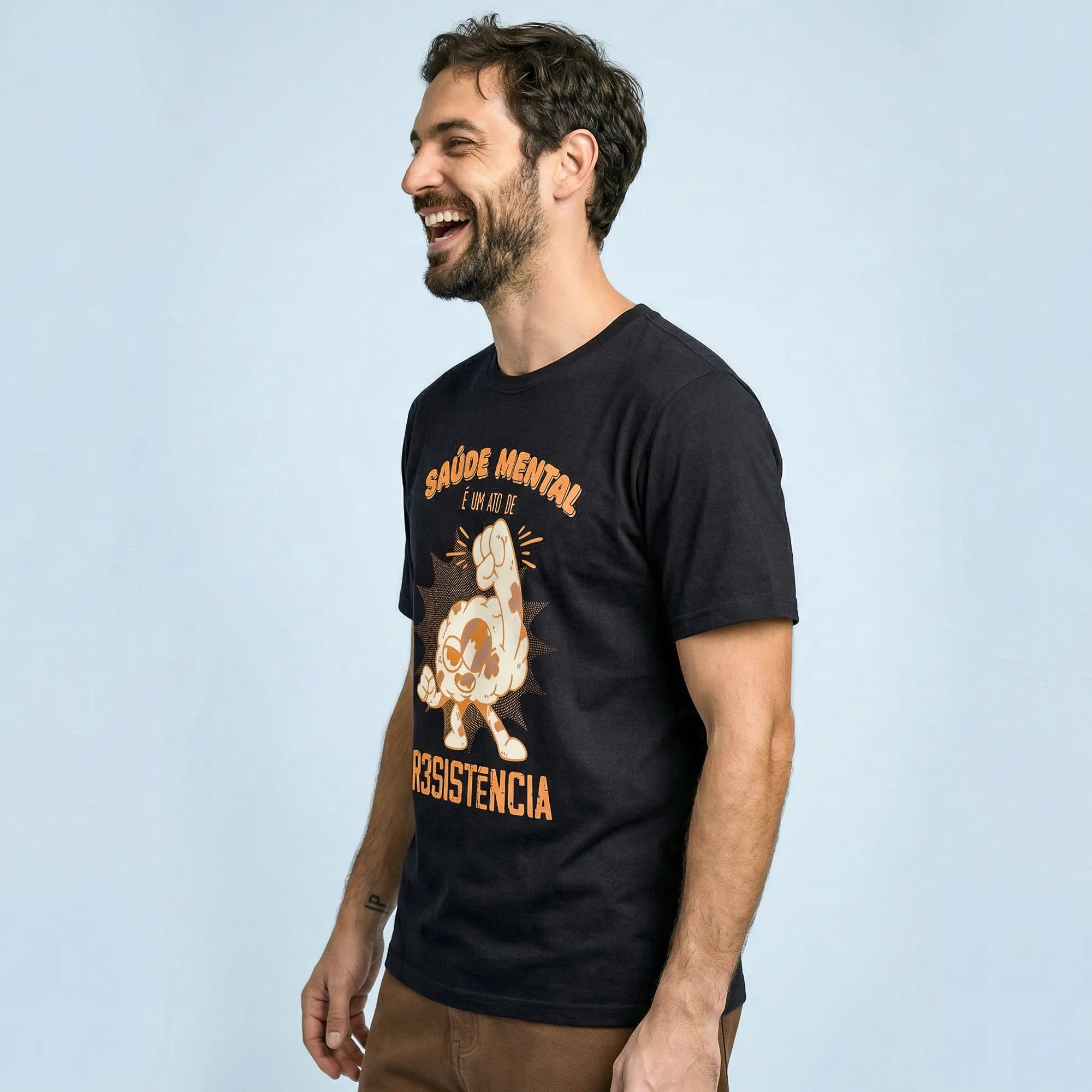 Camiseta Básica Saúde Mental é um Ato Revolucionário Masculina Preto