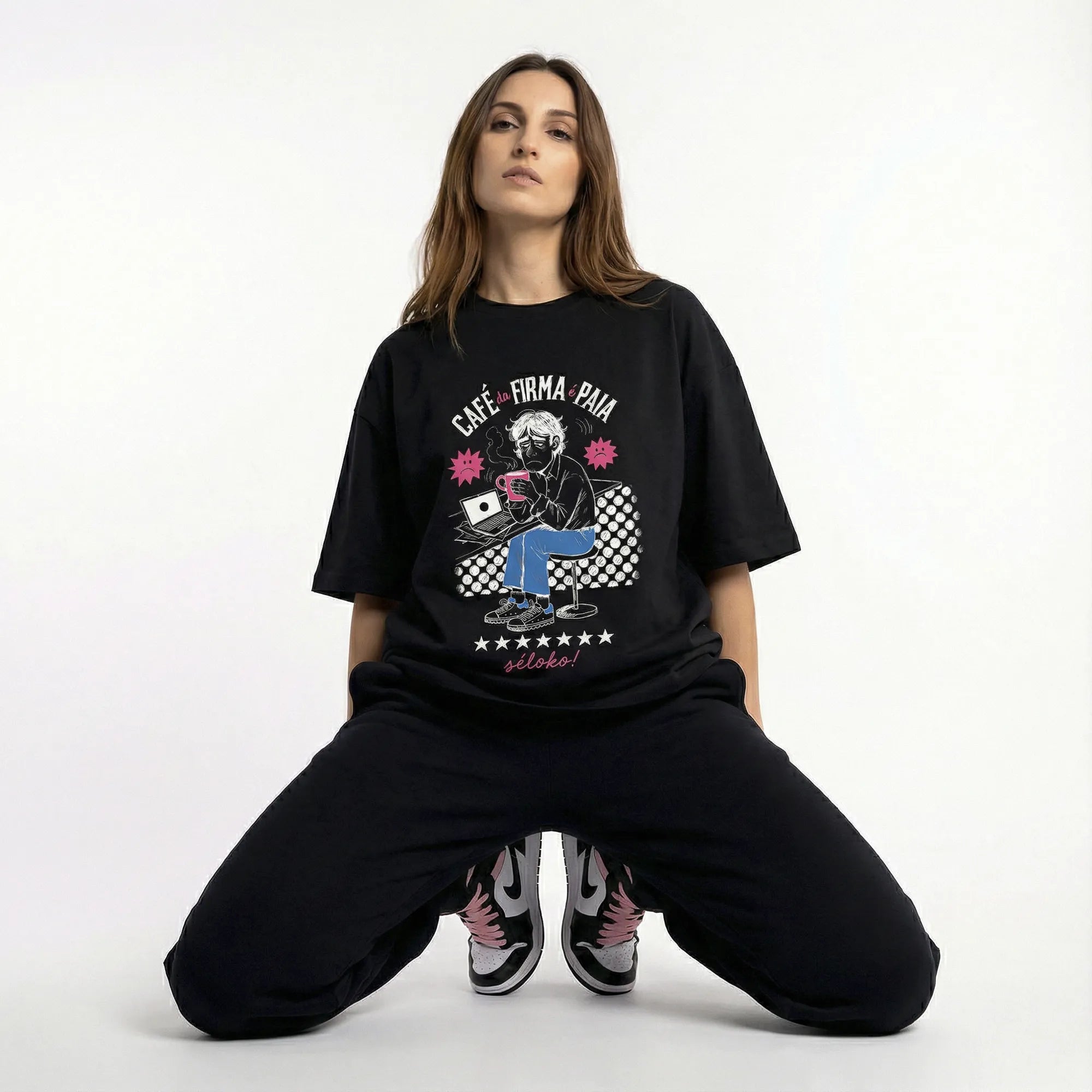 Camiseta Oversized Café na Firma é Paia Feminina Preto