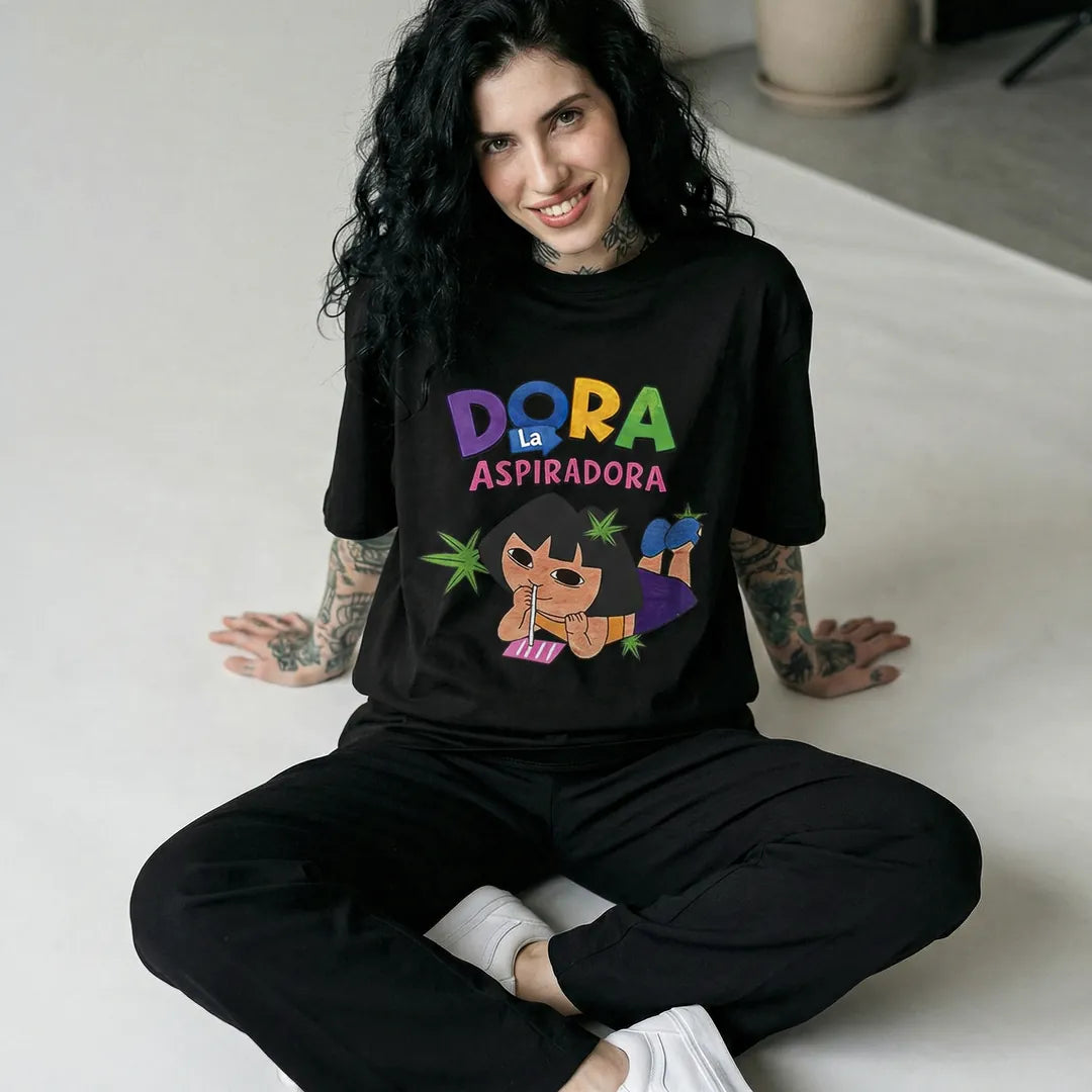 Camiseta Oversized Dora la Aspiradora Feminina Preto 04