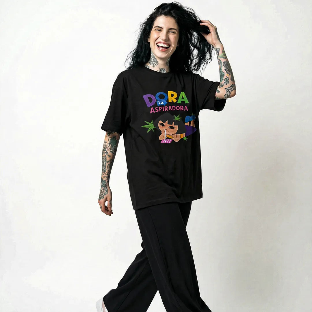 Camiseta Oversized Dora la Aspiradora Feminina Preto 05
