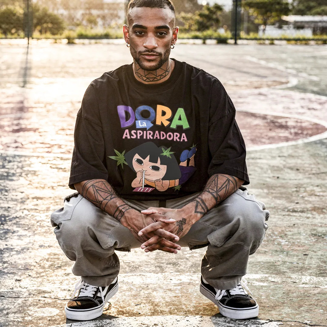 Camiseta Oversized Dora la Aspiradora Masculina Preto 02