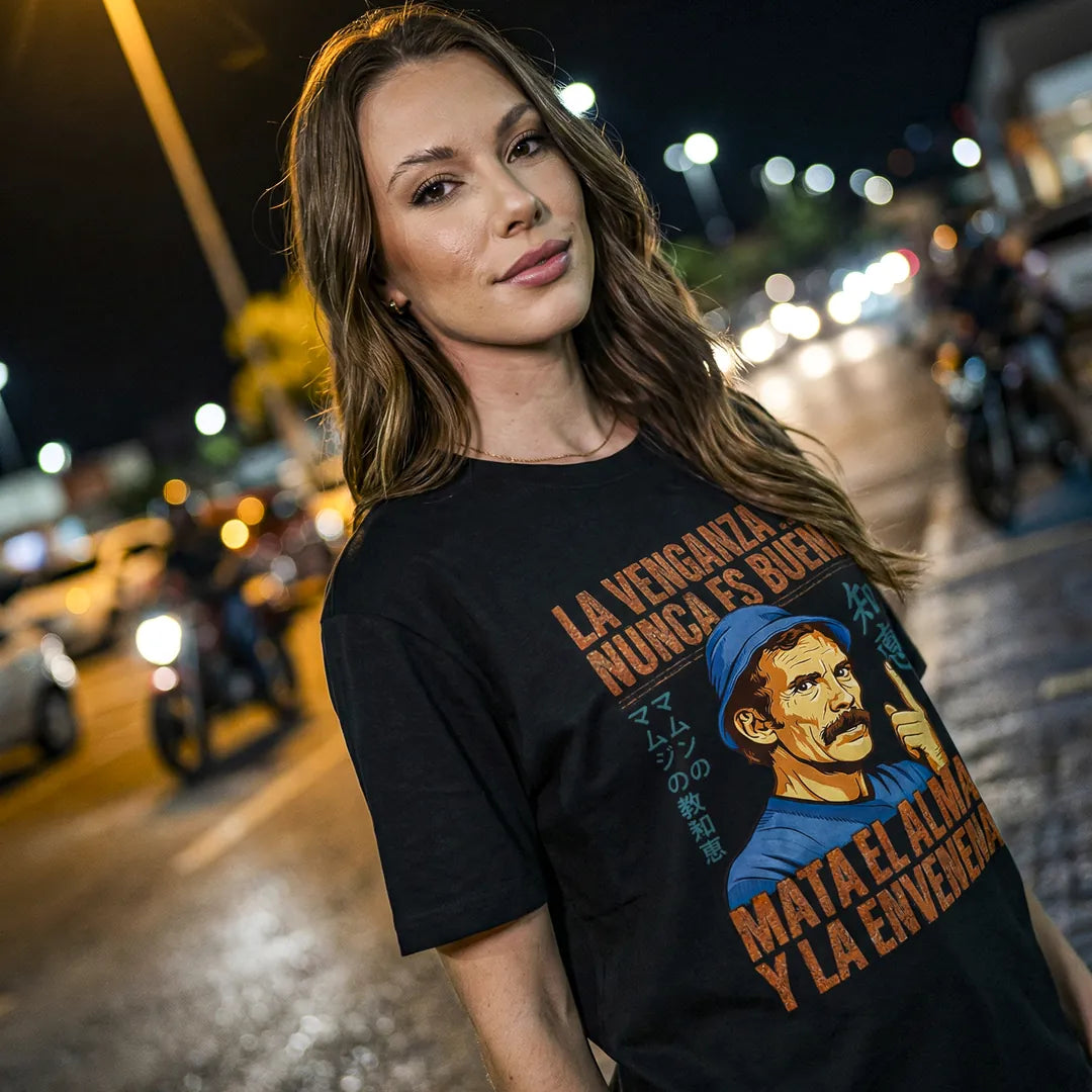 Camiseta Oversized La Venganza Nunca Es Buena Feminina Preto