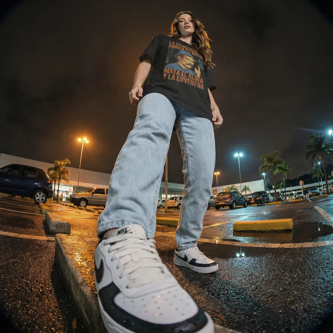 Camiseta Oversized La Venganza Nunca Es Buena Feminina Preto