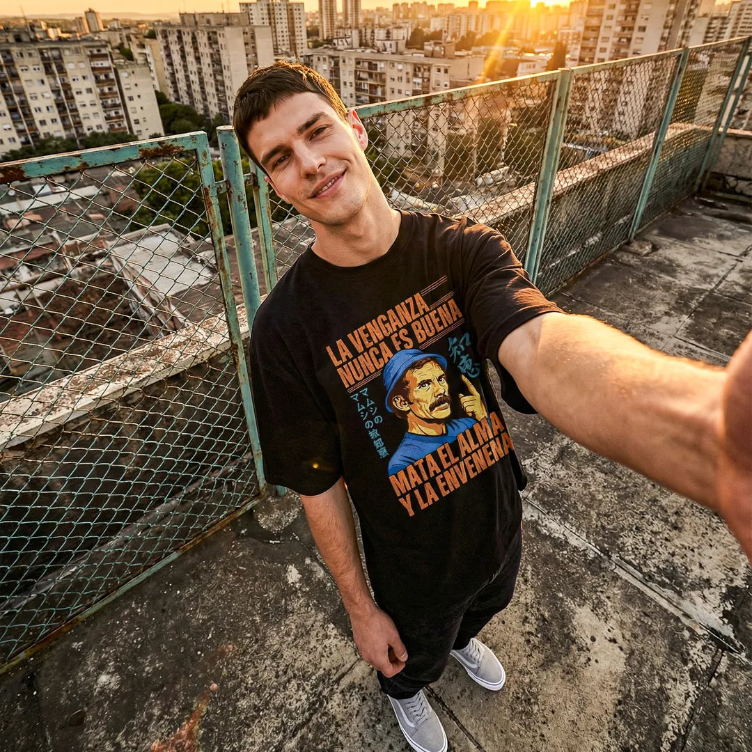 Camiseta Oversized La Venganza Nunca Es Buena Masculina Preto