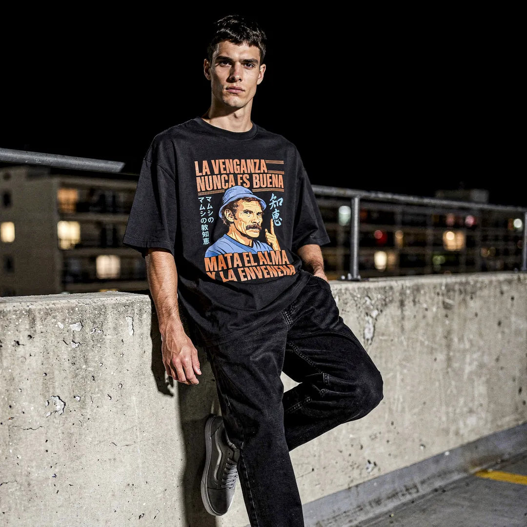 Camiseta Oversized La Venganza Nunca Es Buena Masculina Preto