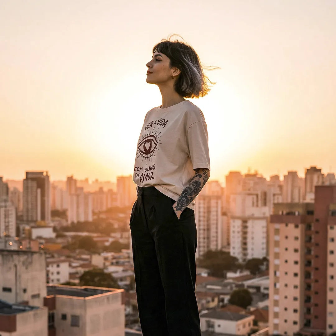 Camiseta Oversized Ver a Vida Com Olhos de Amor Feminina Off-White