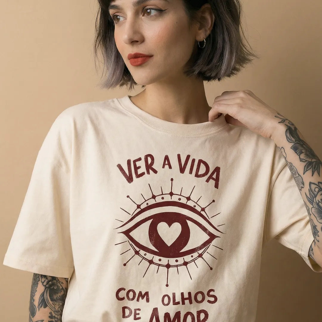 Camiseta Oversized Ver a Vida Com Olhos de Amor Feminina Off-White