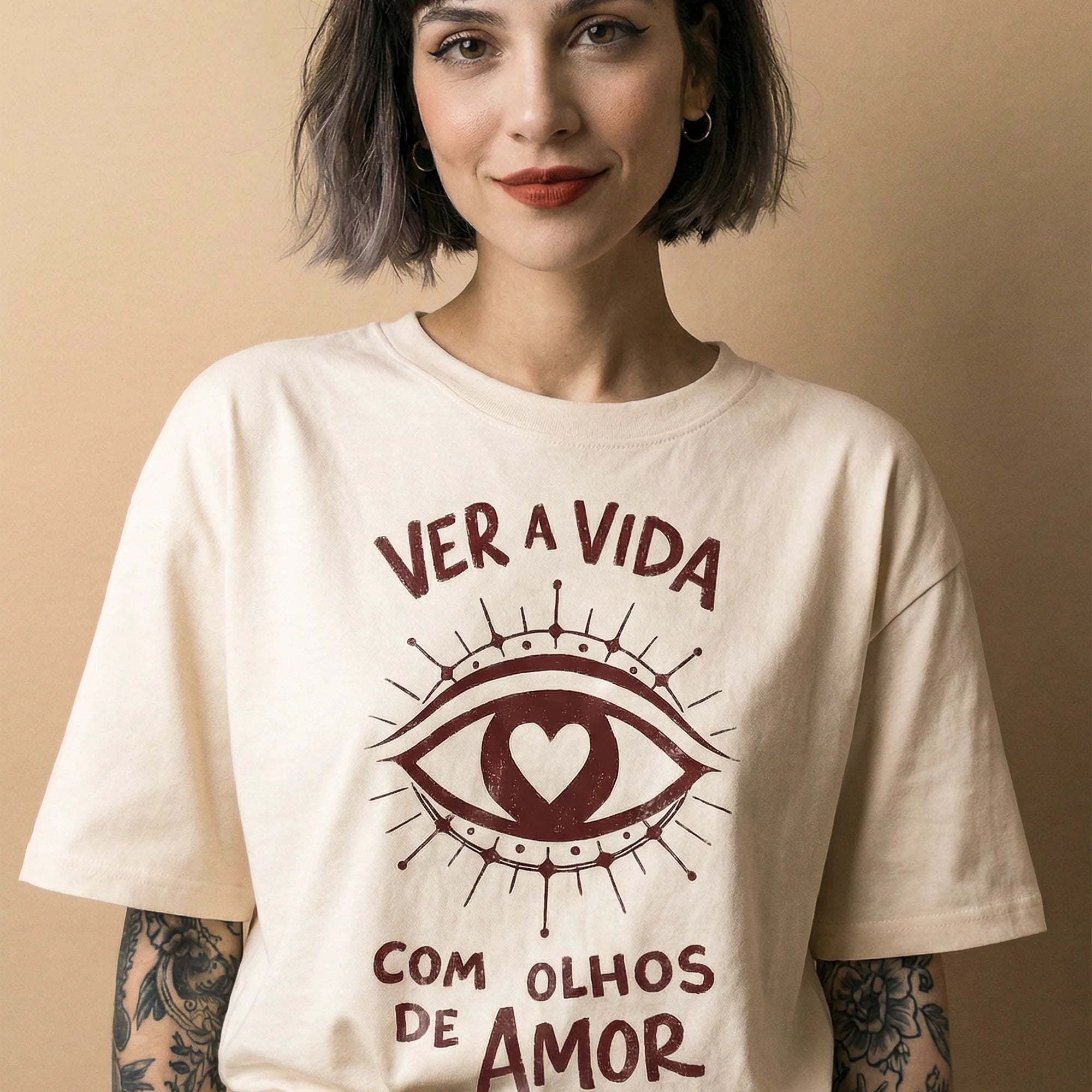 Camiseta Oversized OLHOS-AMOR Feminina Off-White