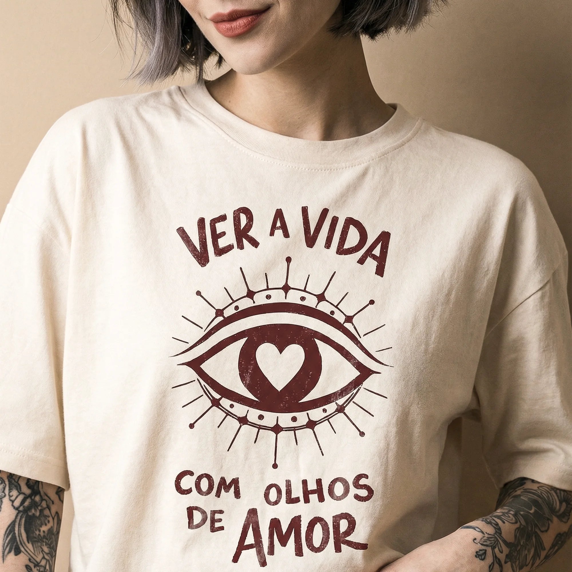 Camiseta Oversized OLHOS-AMOR Feminina Off-White