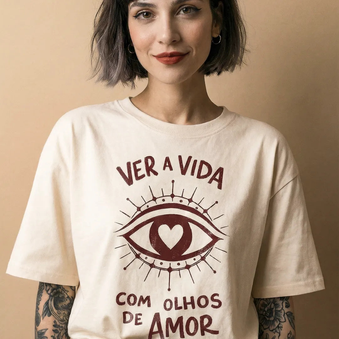 Camiseta Oversized Ver a Vida Com Olhos de Amor Feminina Off-White