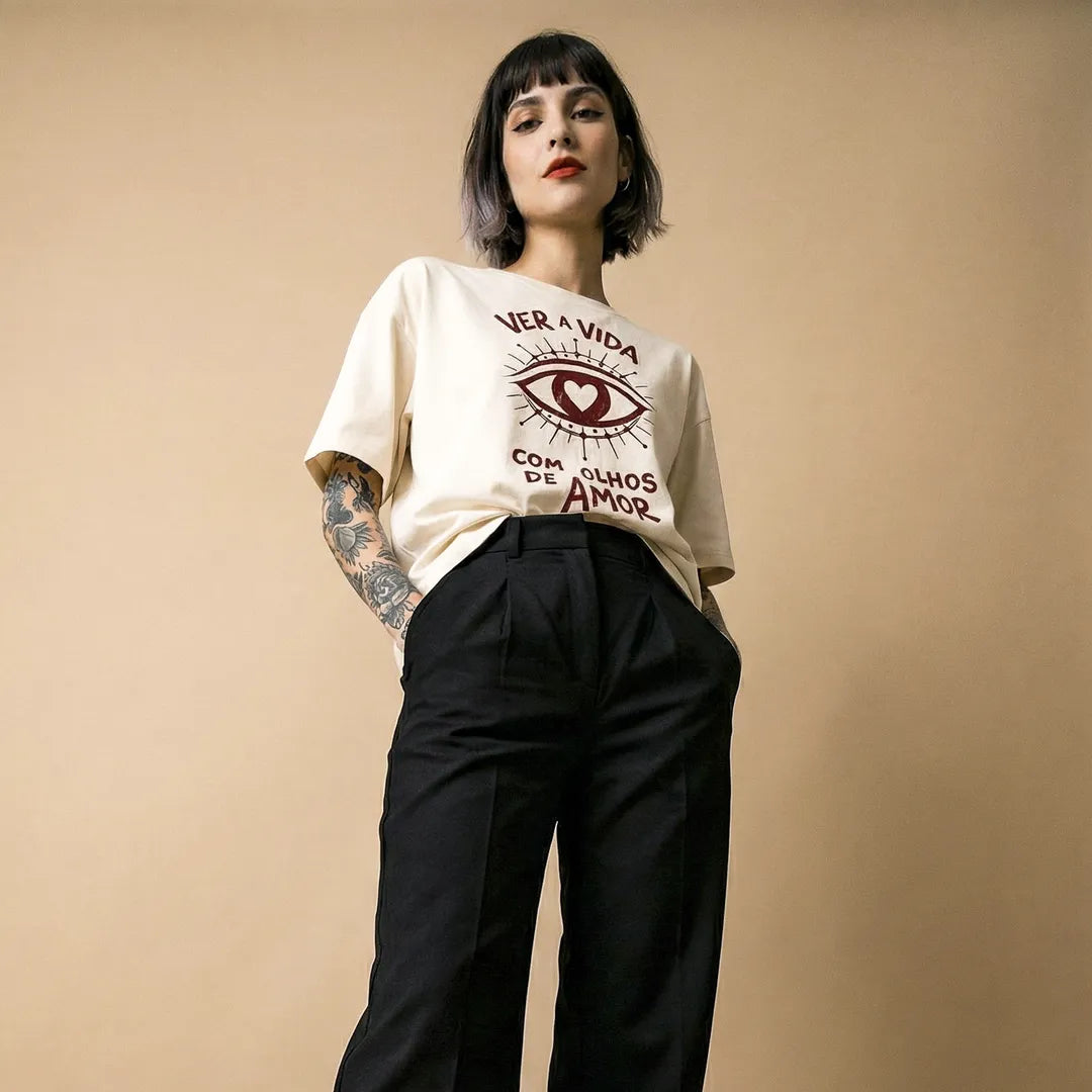 Camiseta Oversized Ver a Vida Com Olhos de Amor Feminina Off-White