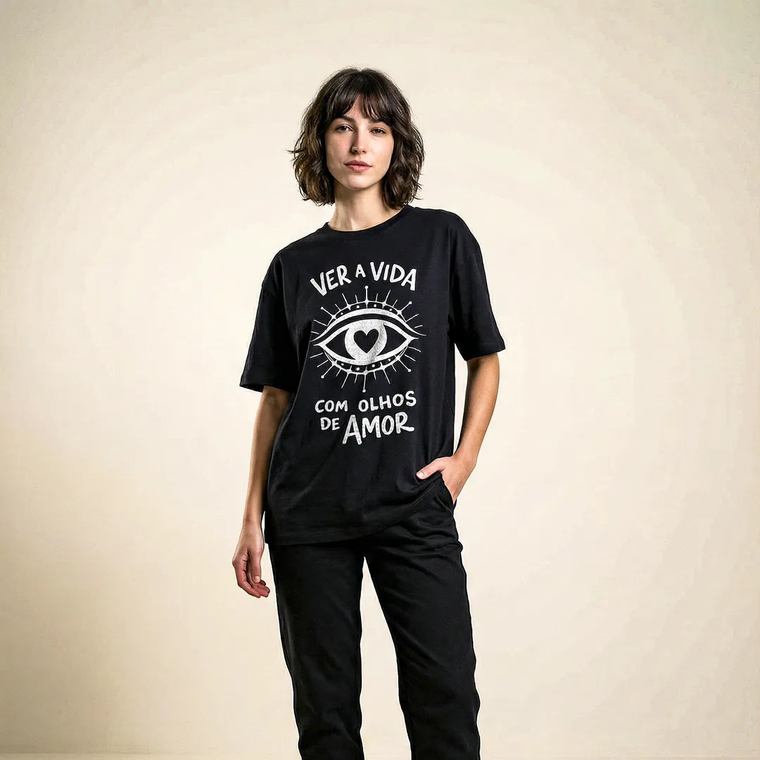 Camiseta Oversized Ver a Vida Com Olhos de Amor Feminina Preto
