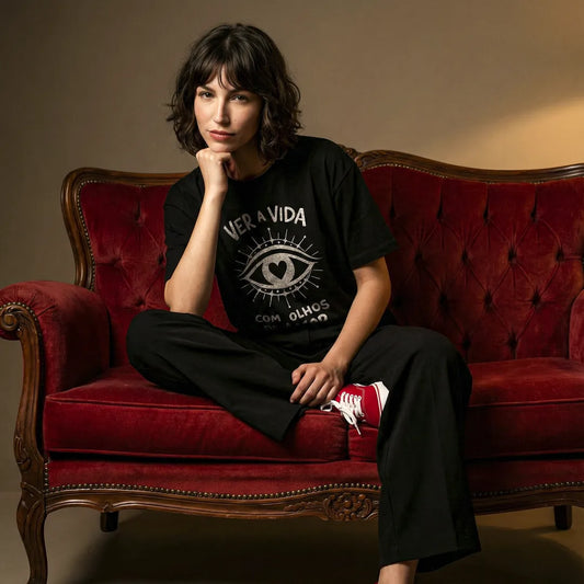 Camiseta Oversized Ver a Vida Com Olhos de Amor Feminina Preto