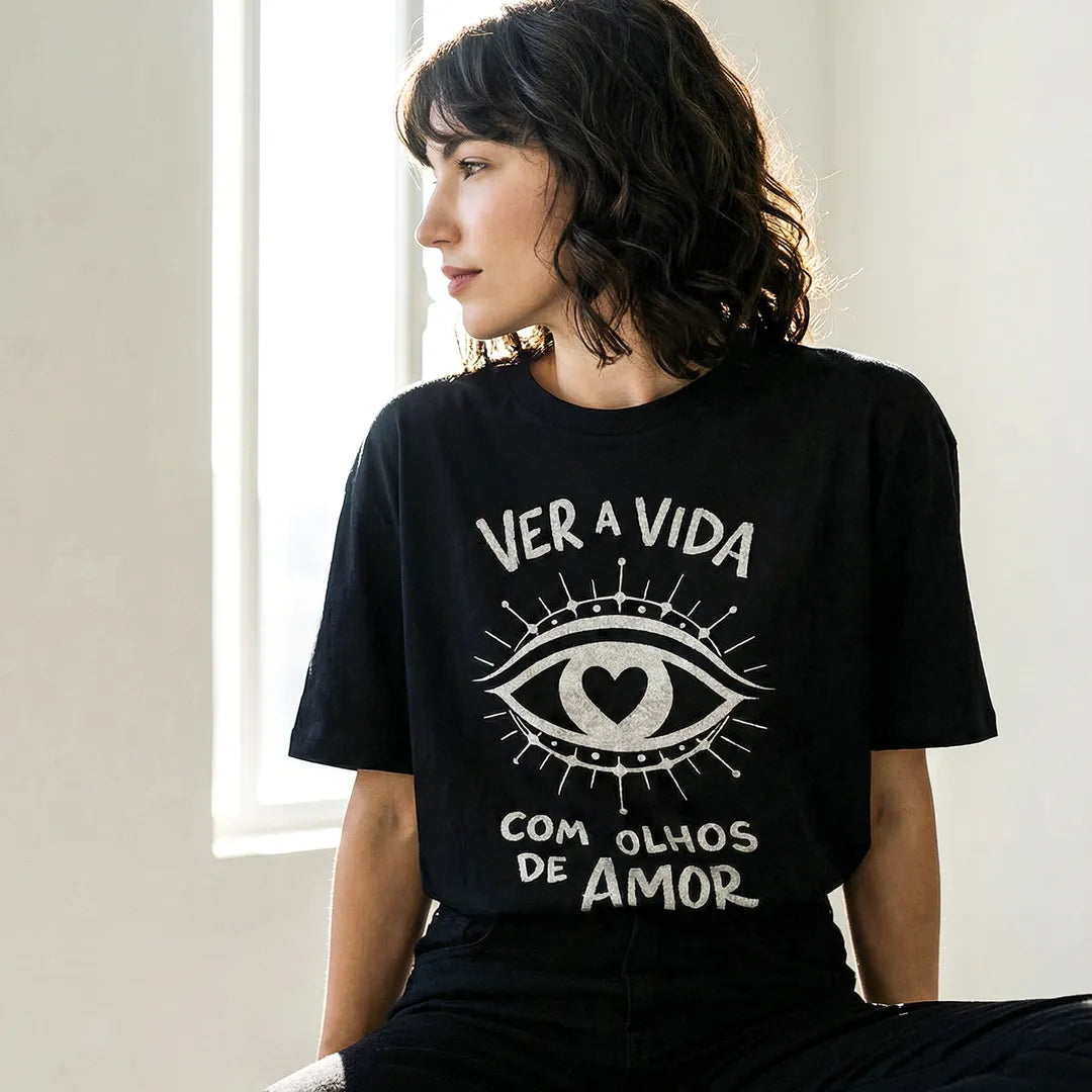 Camiseta Oversized Ver a Vida Com Olhos de Amor Feminina Preto
