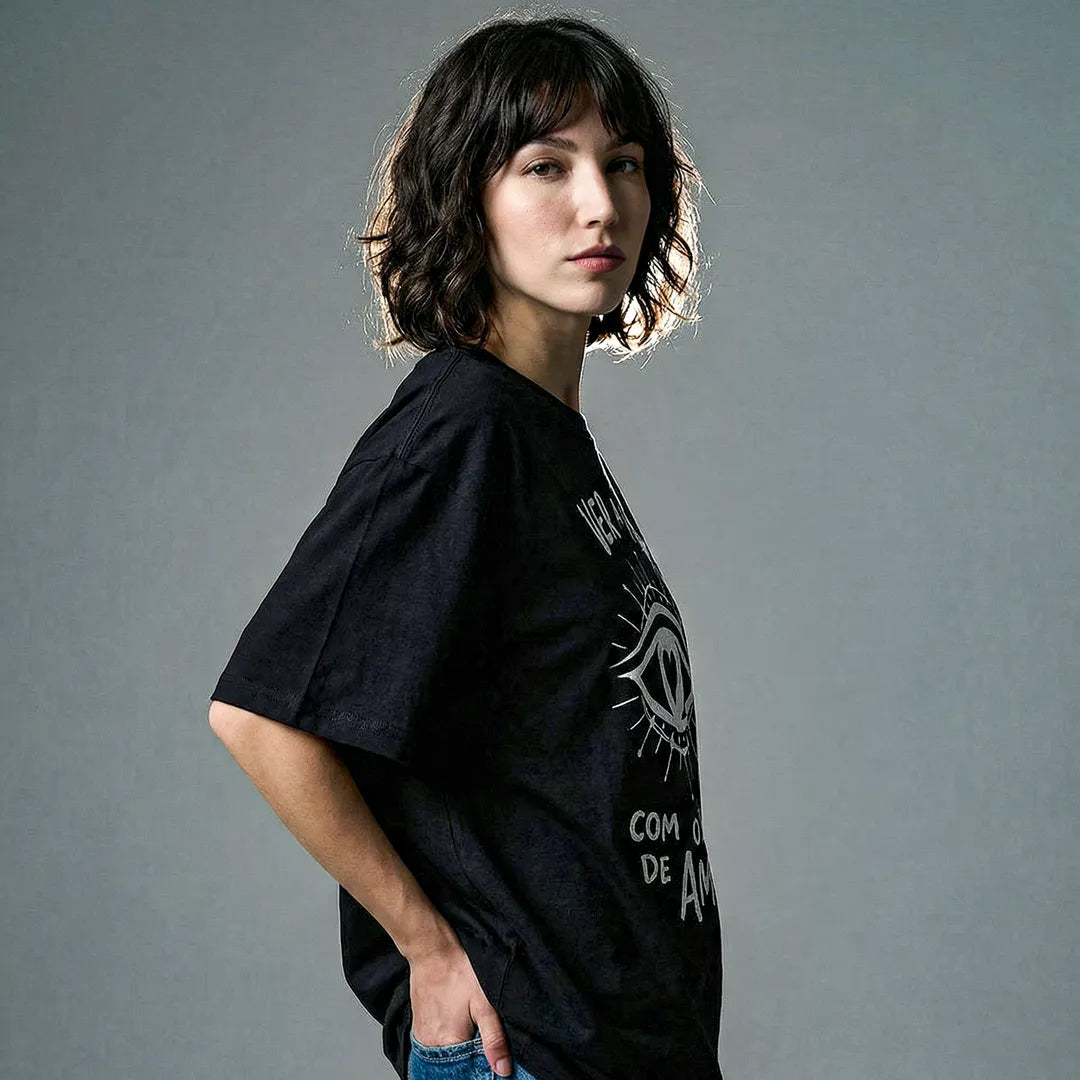 Camiseta Oversized Ver a Vida Com Olhos de Amor Feminina Preto