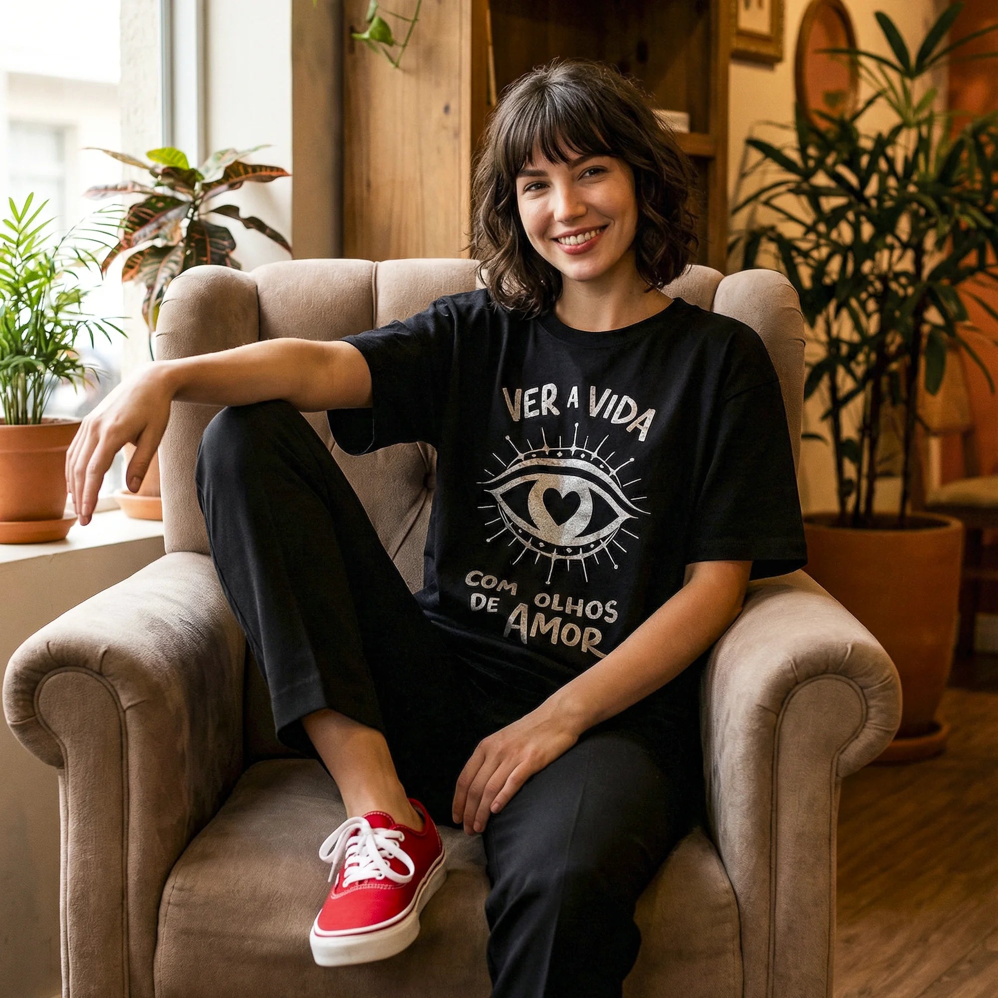 Camiseta Oversized OLHOS-AMOR Feminina Preto