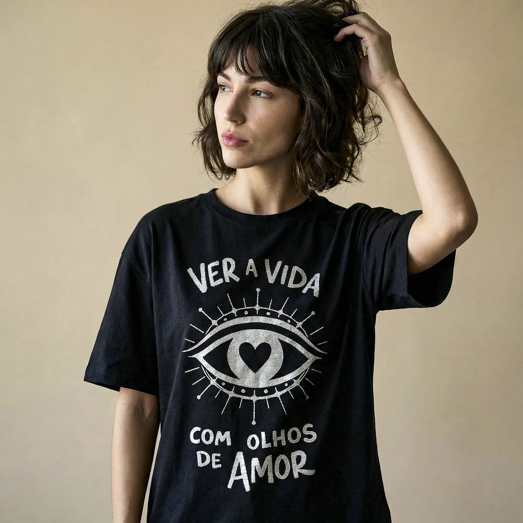 Camiseta Oversized Ver a Vida Com Olhos de Amor Feminina Preto