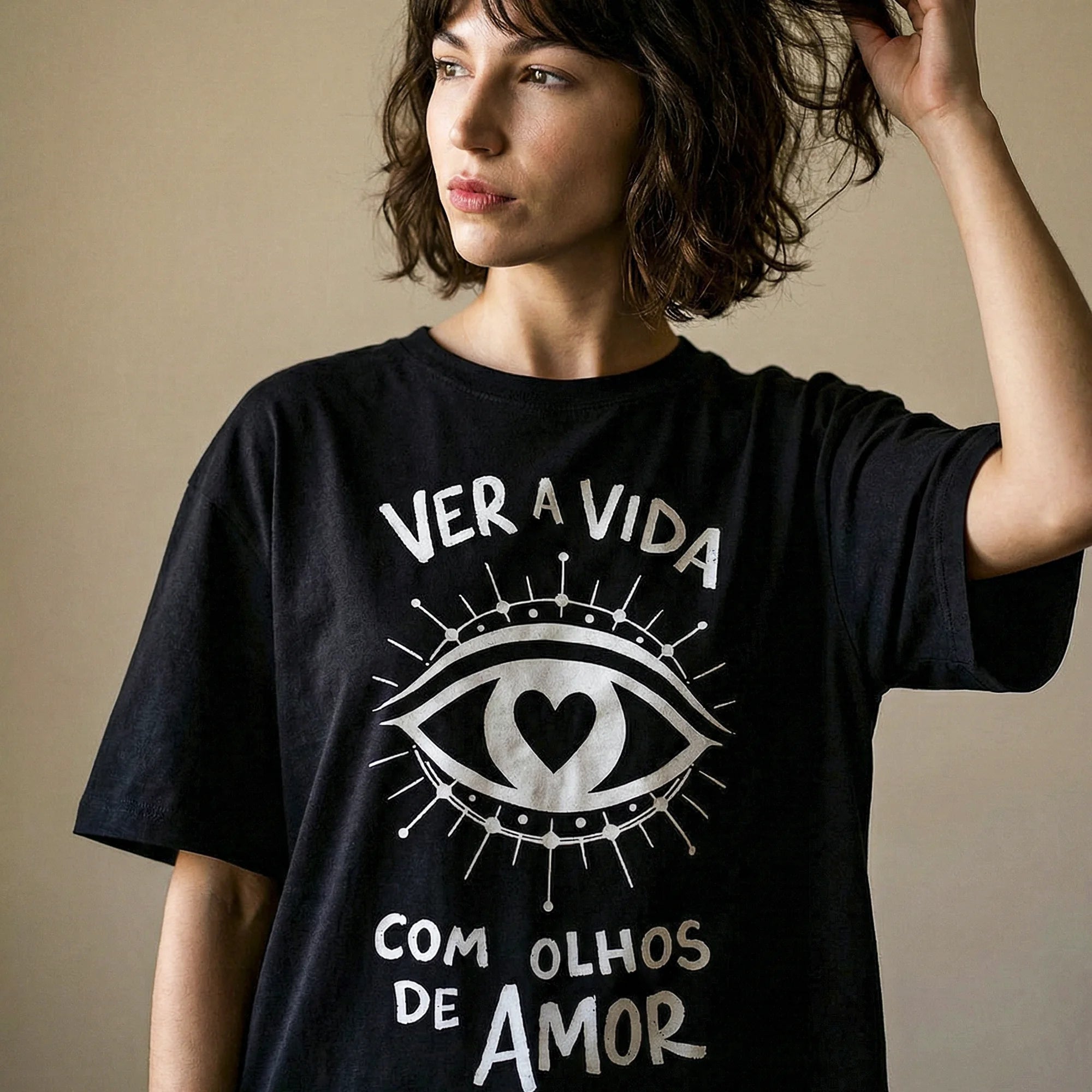 Camiseta Oversized OLHOS-AMOR Feminina Preto