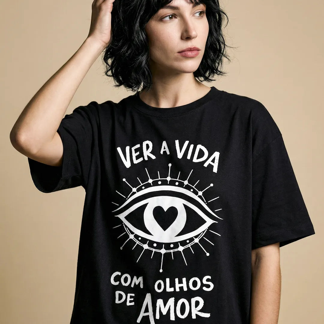Camiseta Oversized Ver a Vida Com Olhos de Amor Feminina Preto