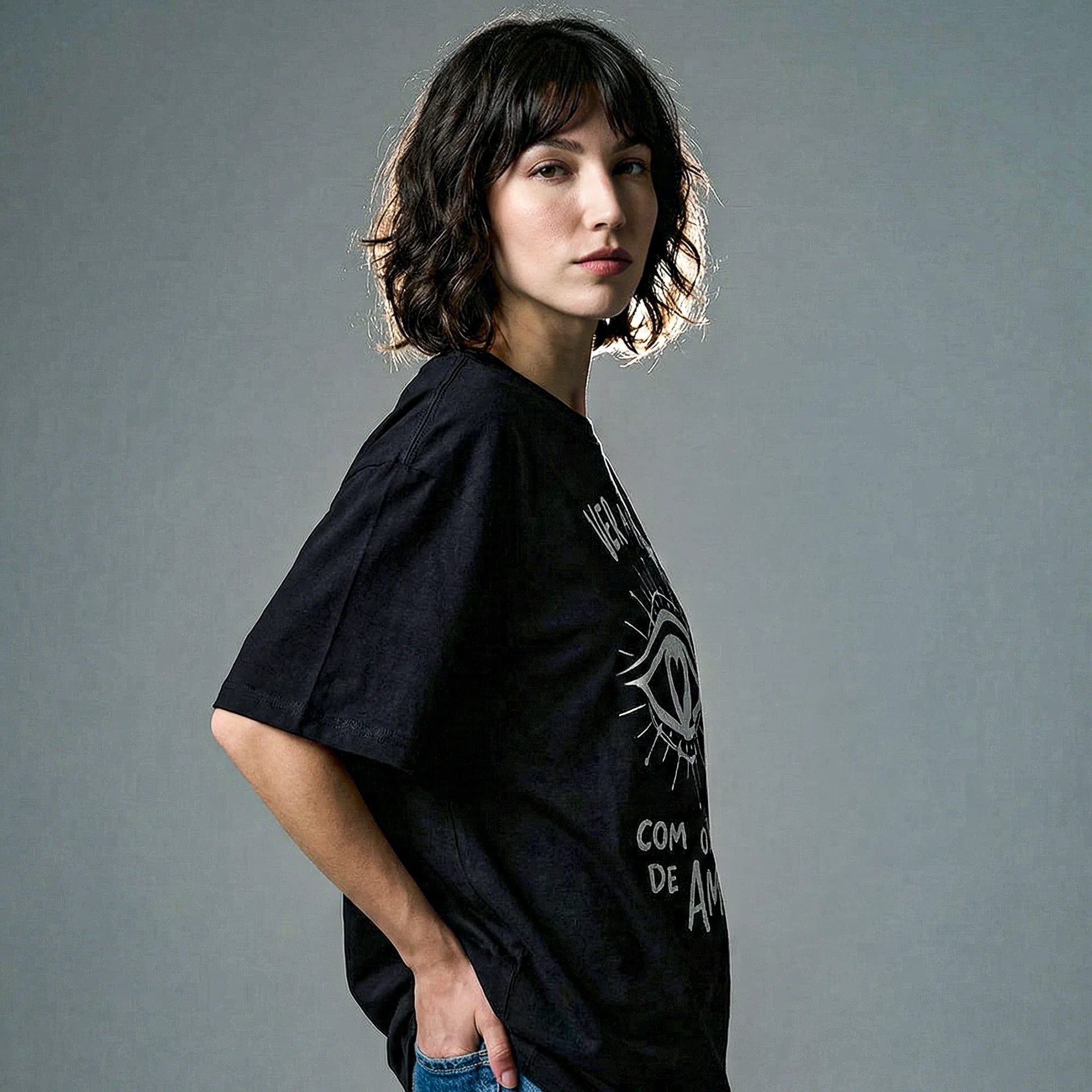 Camiseta Oversized OLHOS-AMOR Feminina Preto