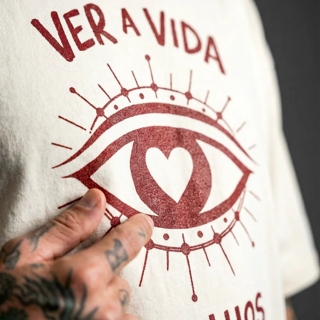 Camiseta Oversized Ver a Vida Com Olhos de Amor Masculina Off-White