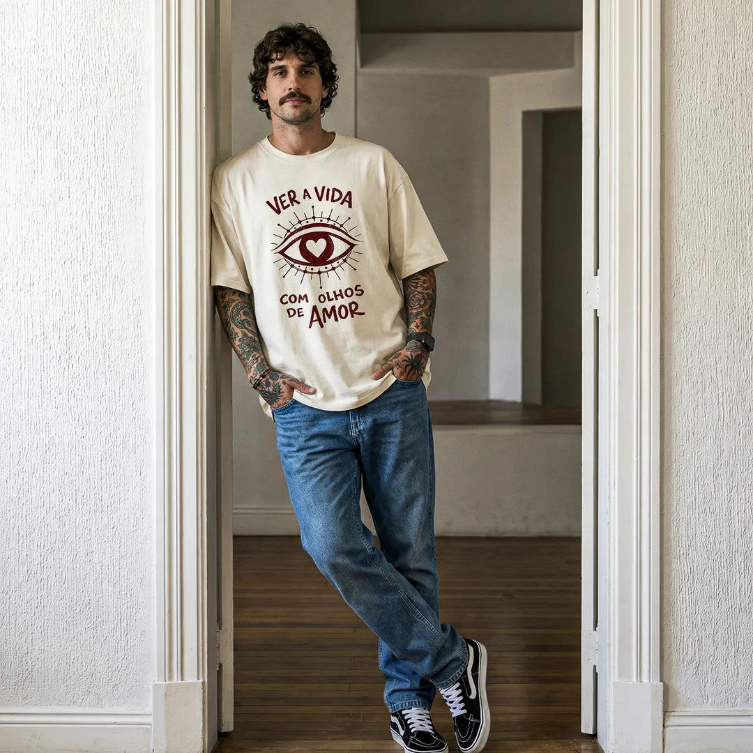 Camiseta Oversized Ver a Vida Com Olhos de Amor Masculina Off-White