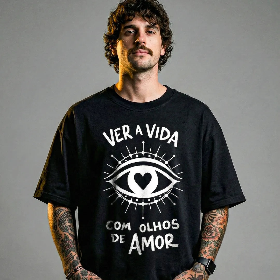 Camiseta Oversized Ver a Vida Com Olhos de Amor Masculina Preto