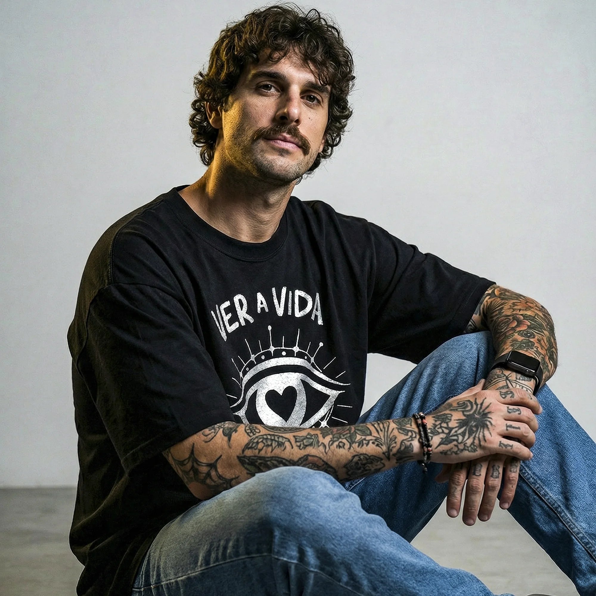 Camiseta Oversized OLHOS-AMOR Masculina Preto