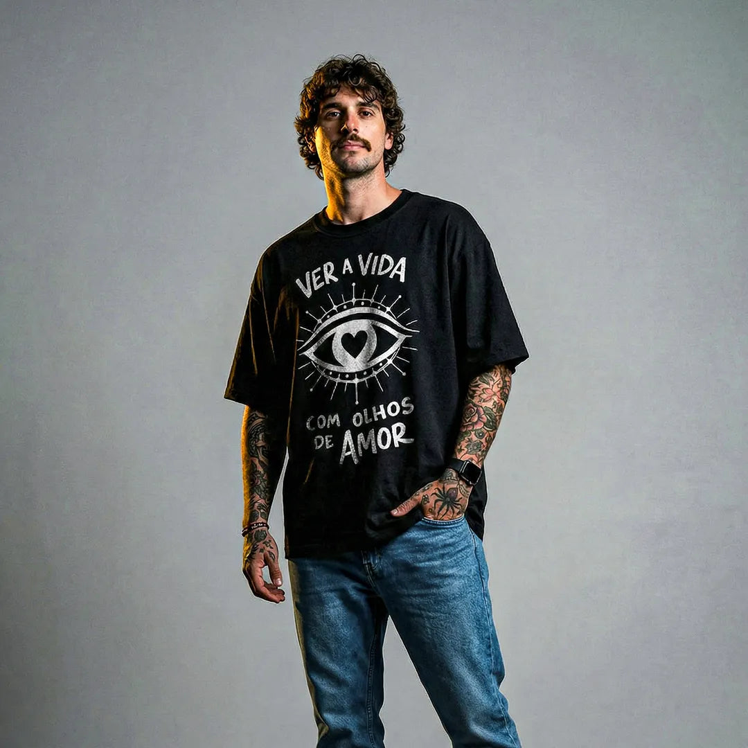 Camiseta Oversized Ver a Vida Com Olhos de Amor Masculina Preto