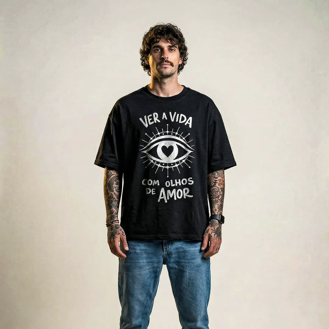 Camiseta Oversized Ver a Vida Com Olhos de Amor Masculina Preto
