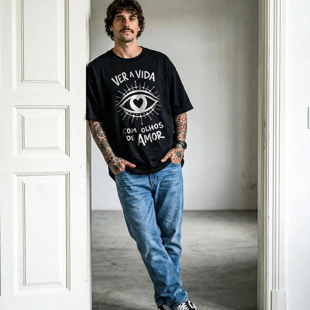 Camiseta Oversized Ver a Vida Com Olhos de Amor Masculina Preto