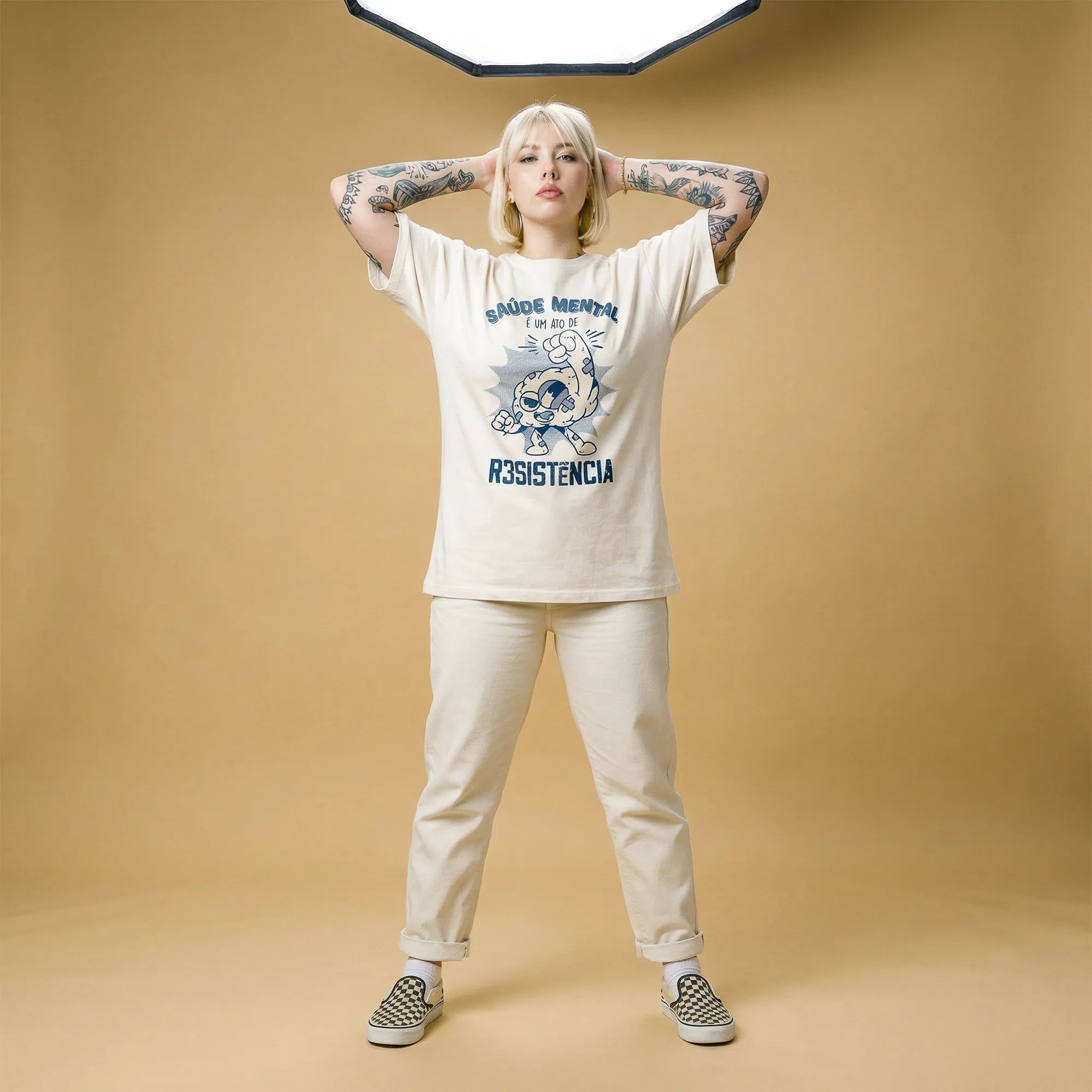 Camiseta Oversized Saúde Mental é um Ato Revolucionário Feminina Off-White