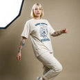 Camiseta Oversized Saúde Mental é um Ato Revolucionário Feminina Off-White