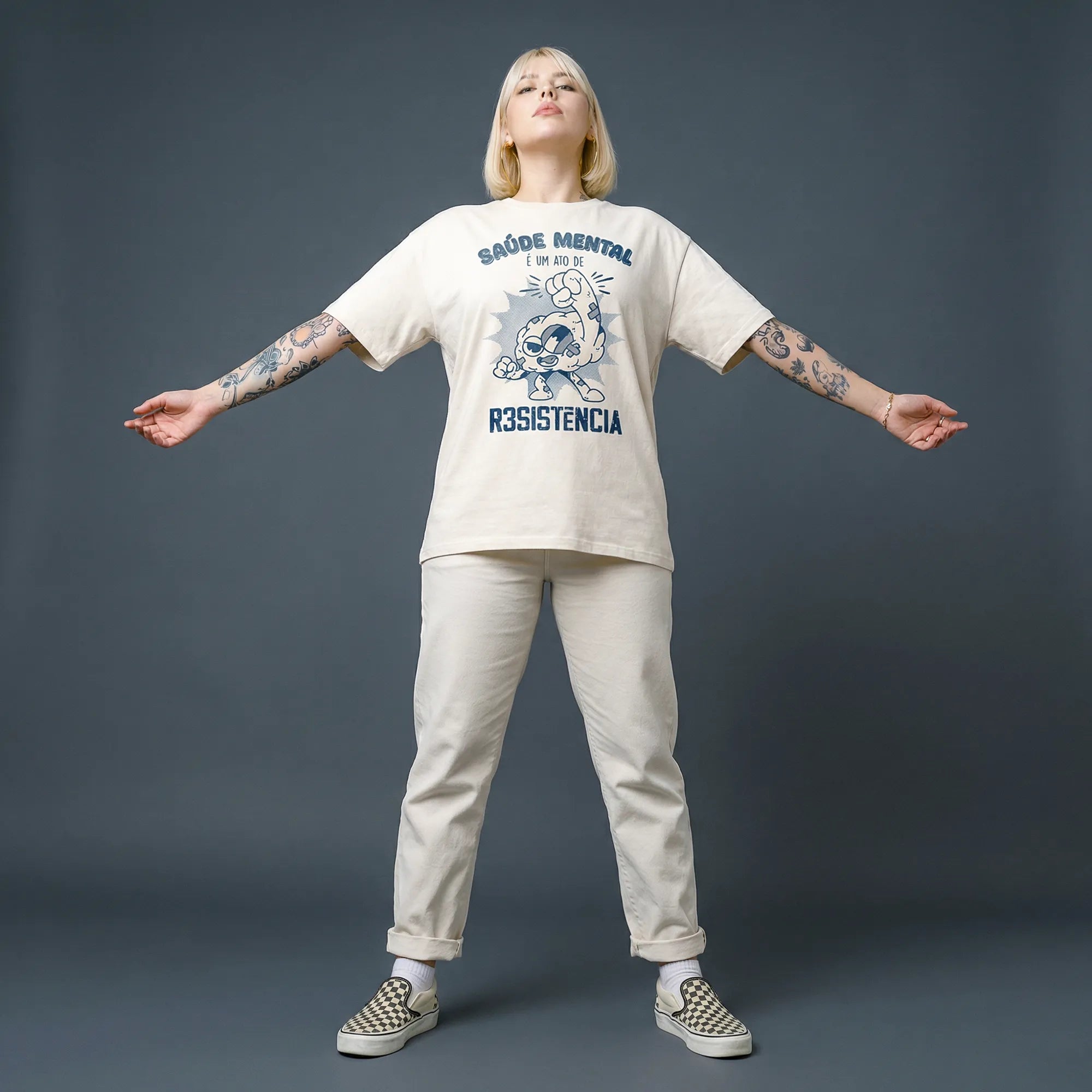 Camiseta Oversized Saúde Mental é um Ato Revolucionário Feminina Off-White