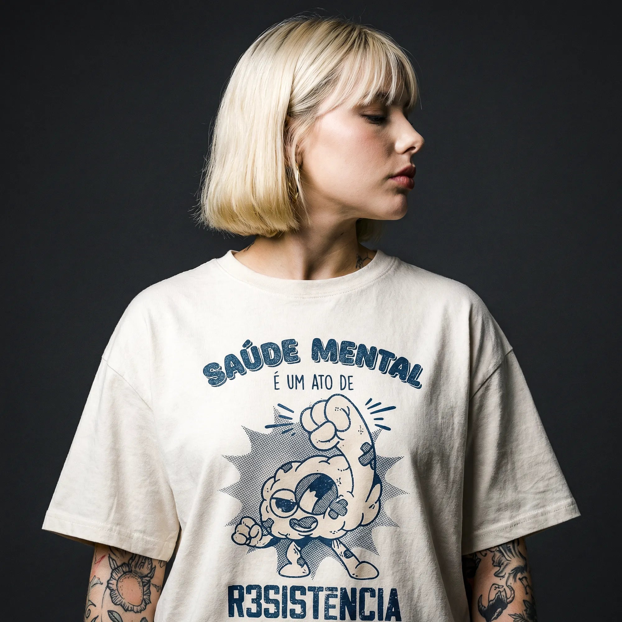 Camiseta Oversized Saúde Mental é um Ato Revolucionário Feminina Off-White