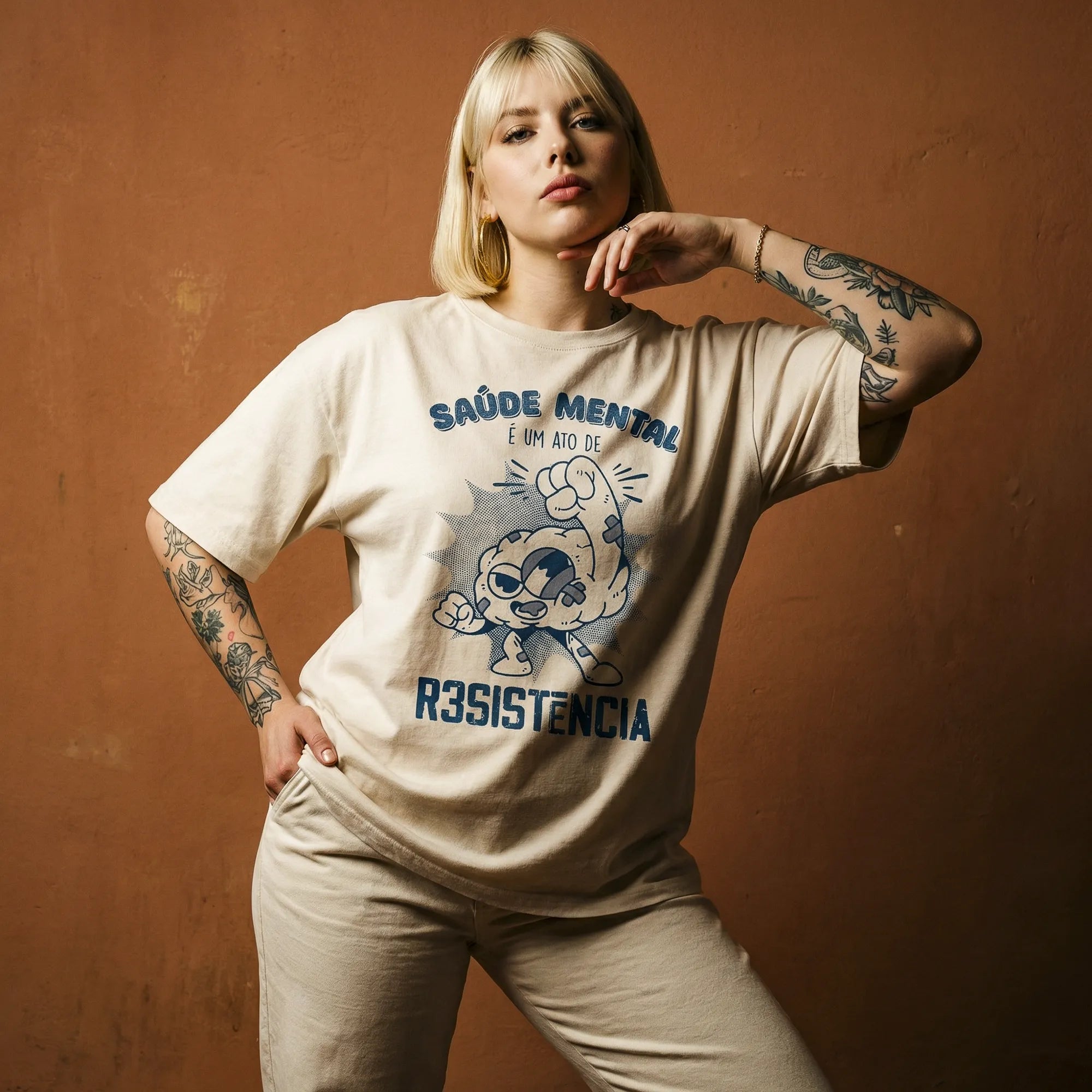 Camiseta Oversized Saúde Mental é um Ato Revolucionário Feminina Off-White