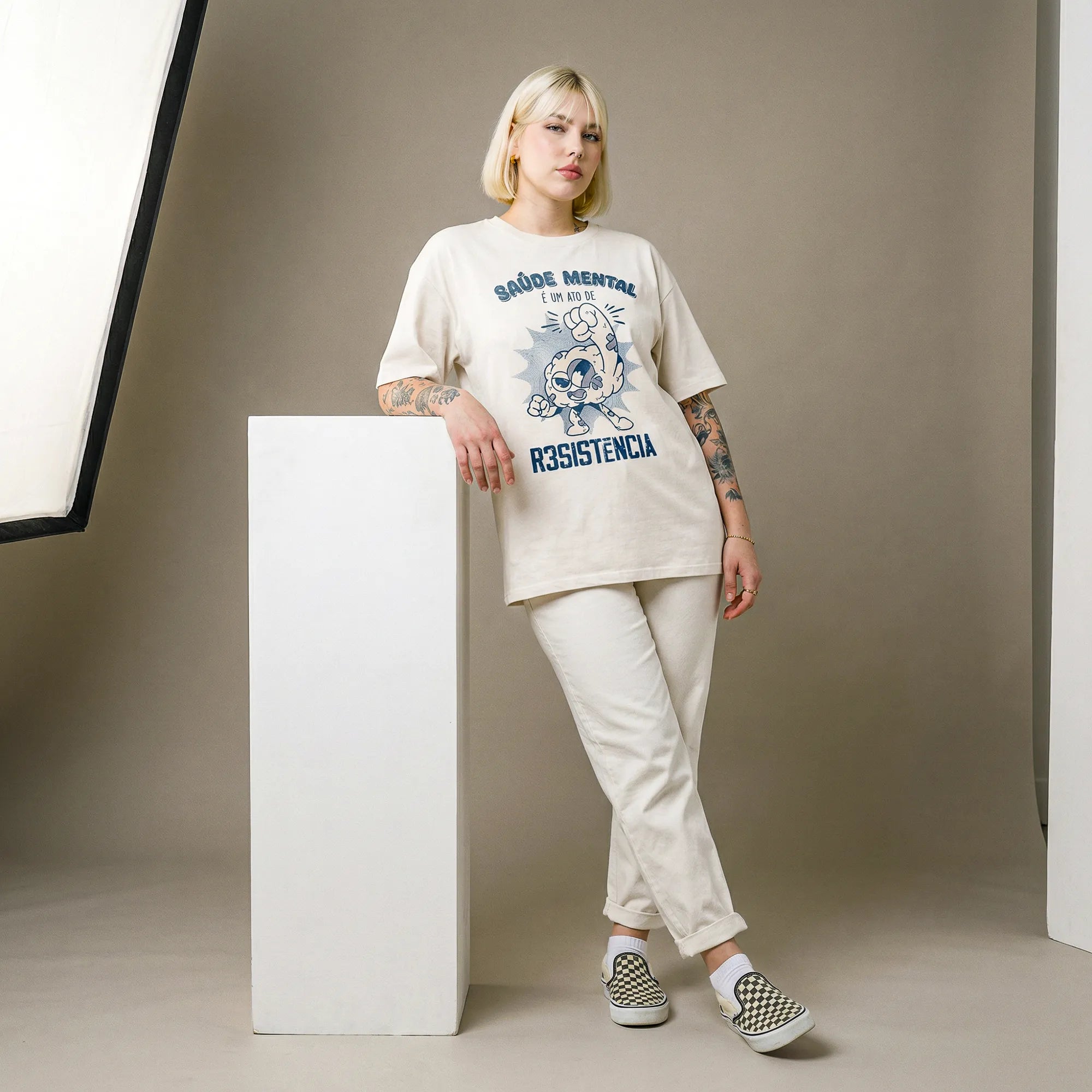 Camiseta Oversized Saúde Mental é um Ato Revolucionário Feminina Off-White