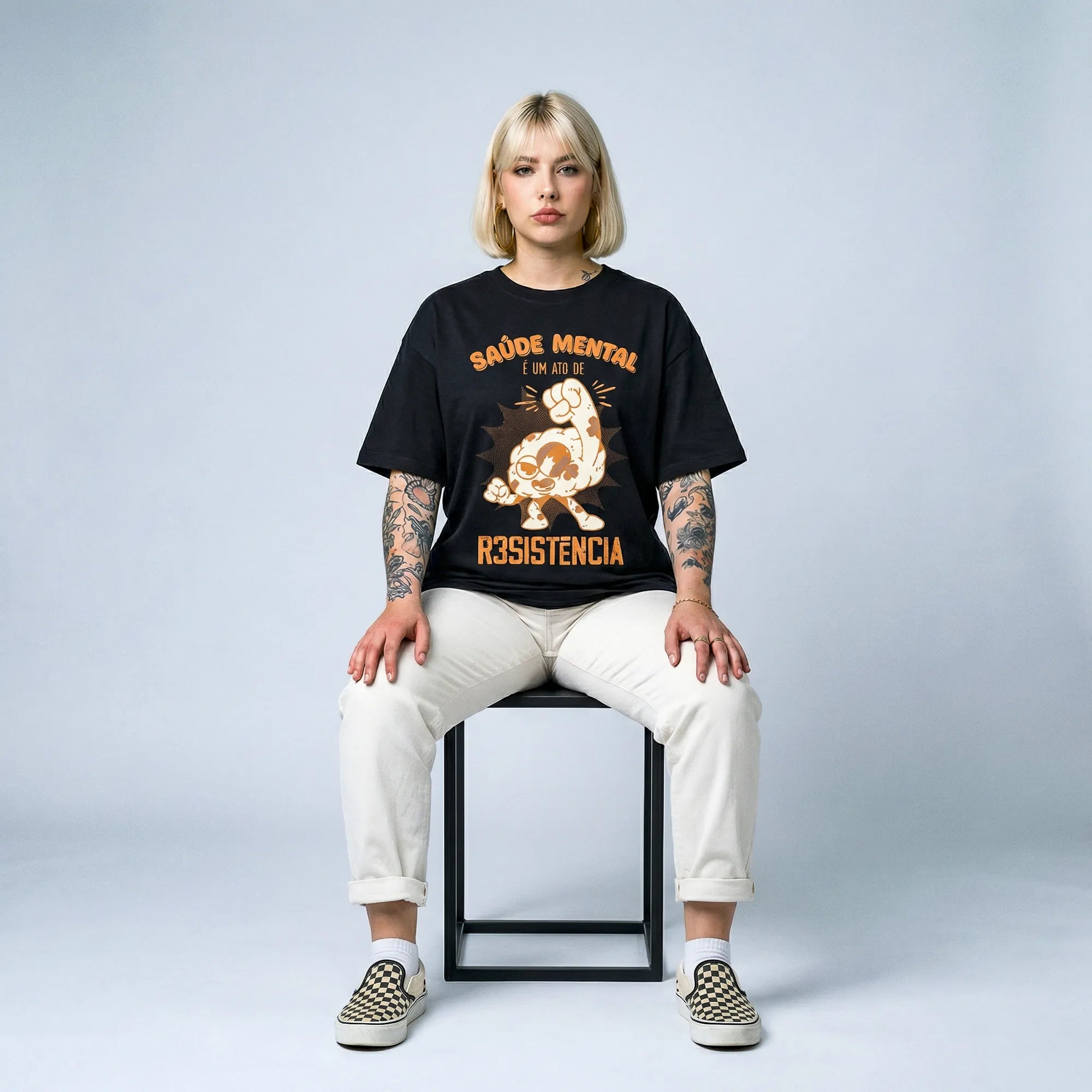 Camiseta Oversized Saúde Mental é um Ato Revolucionário Feminina Preto