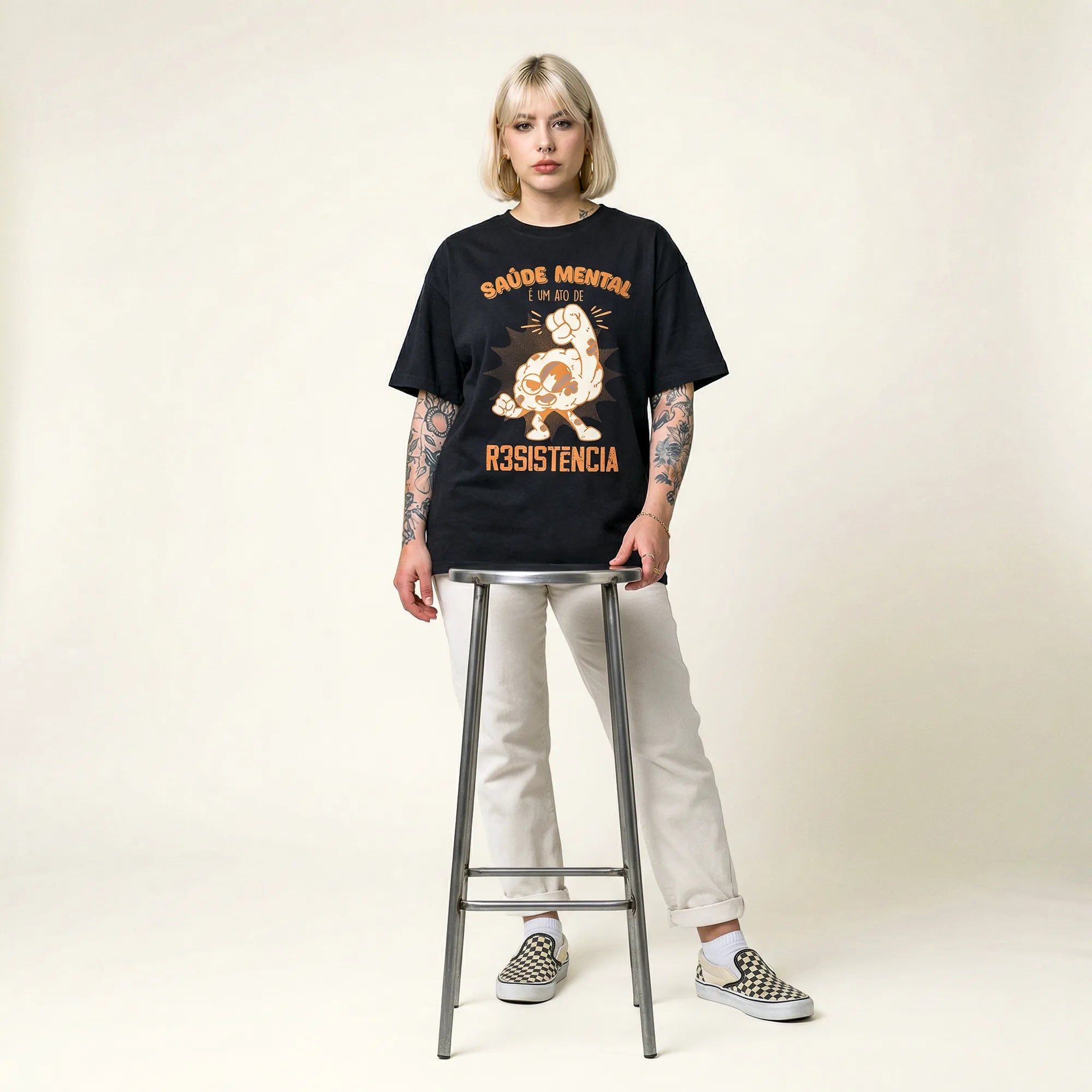 Camiseta Oversized Saúde Mental é um Ato Revolucionário Feminina Preto