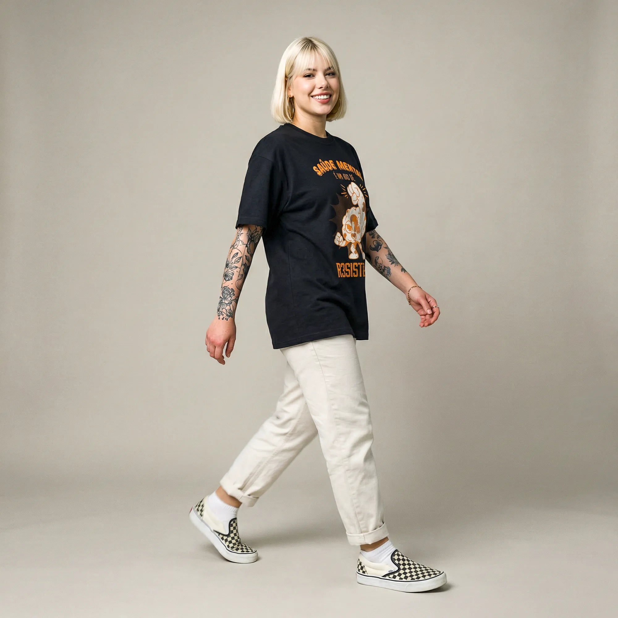 Camiseta Oversized Saúde Mental é um Ato Revolucionário Feminina Preto