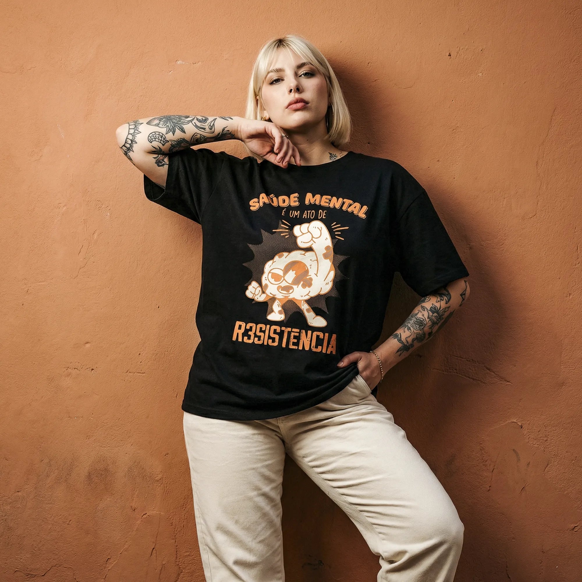 Camiseta Oversized Saúde Mental é um Ato Revolucionário Feminina Preto