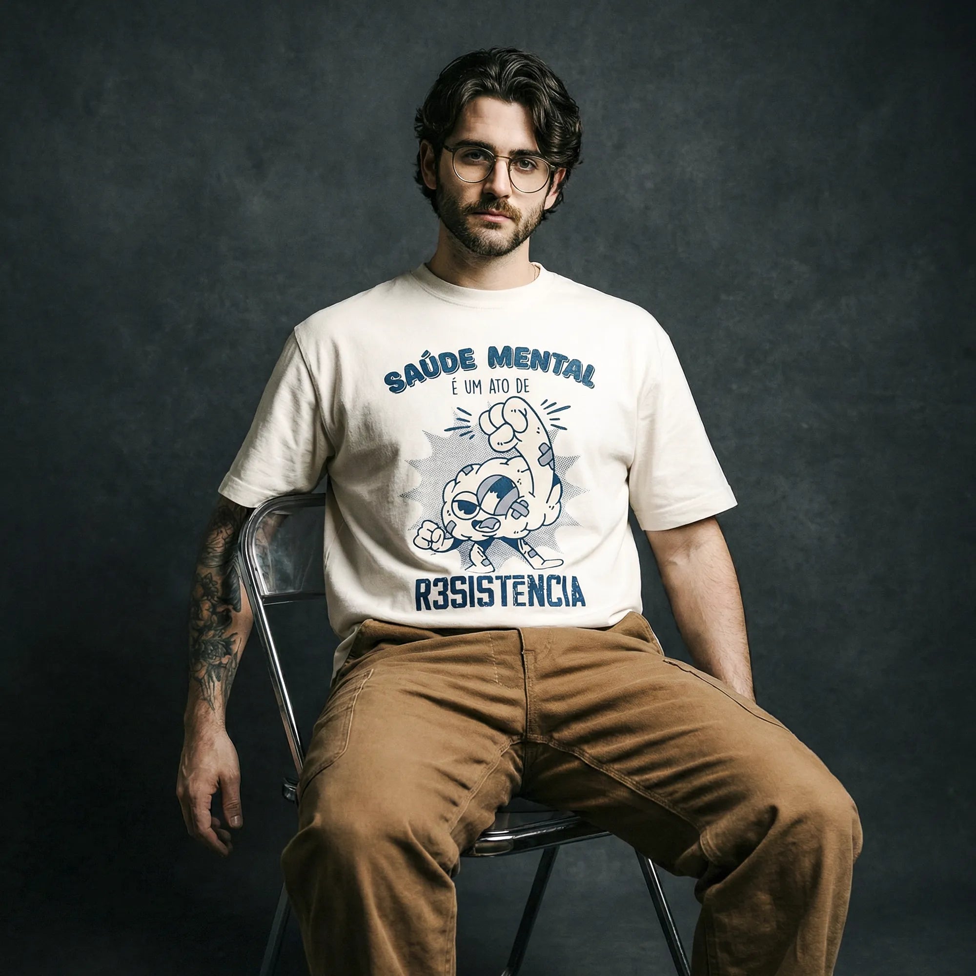Camiseta Oversized Saúde Mental é um Ato Revolucionário Masculina Off-White