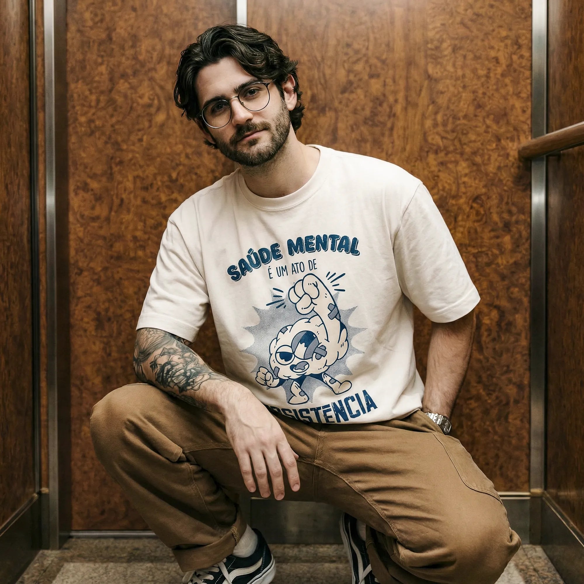Camiseta Oversized Saúde Mental é um Ato Revolucionário Masculina Off-White