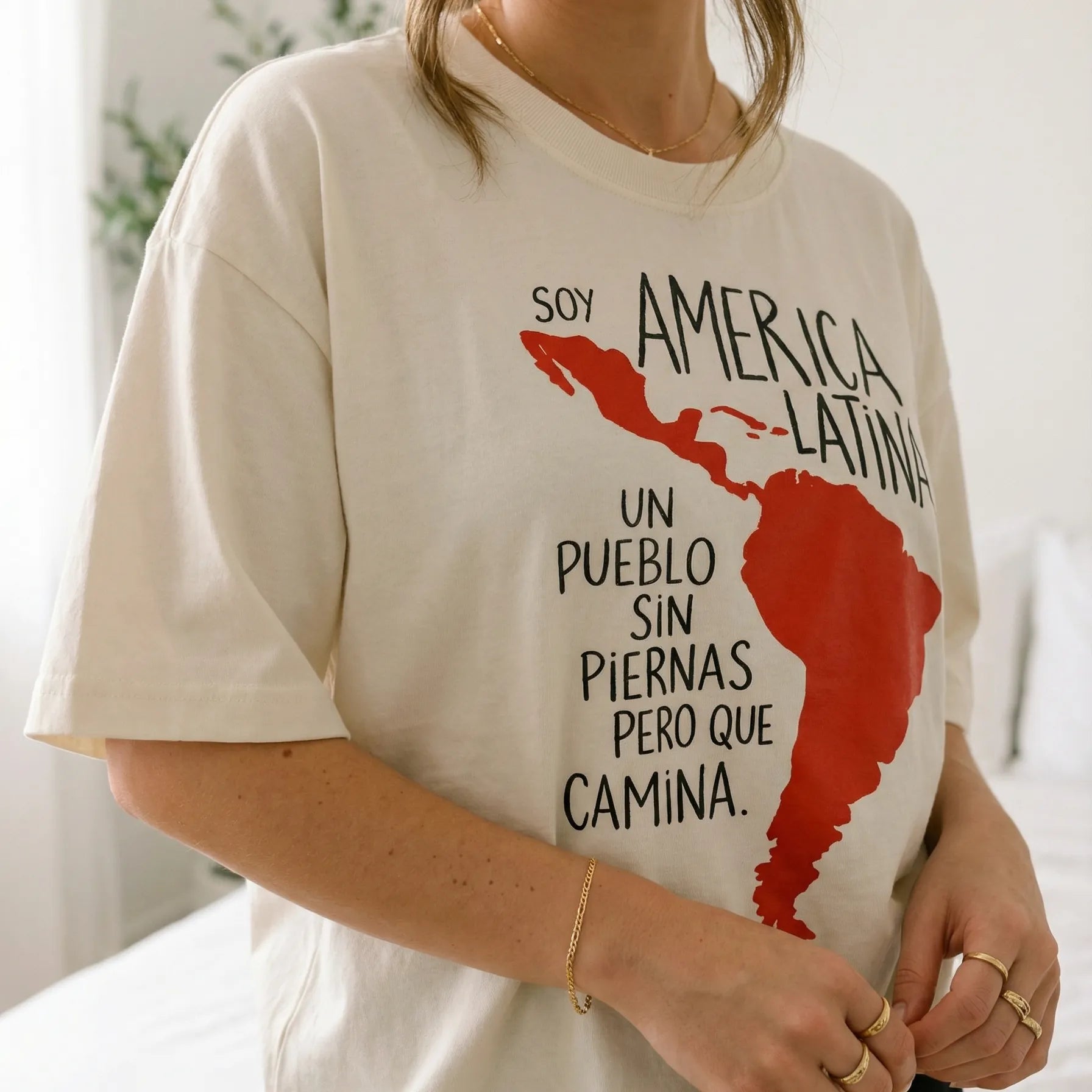 Camiseta Oversized Soy America Latina Feminina Off-White